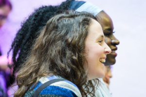 femmes riant à une conférence